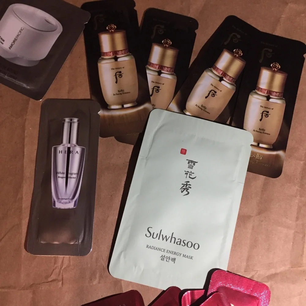31 beauty samples & 2 cosmetic bags